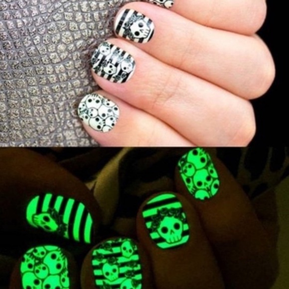 *Retired, HTF* Color Street: Literally Dead | Halloween Glow in the Dark Skulls - Picture 4 of 6